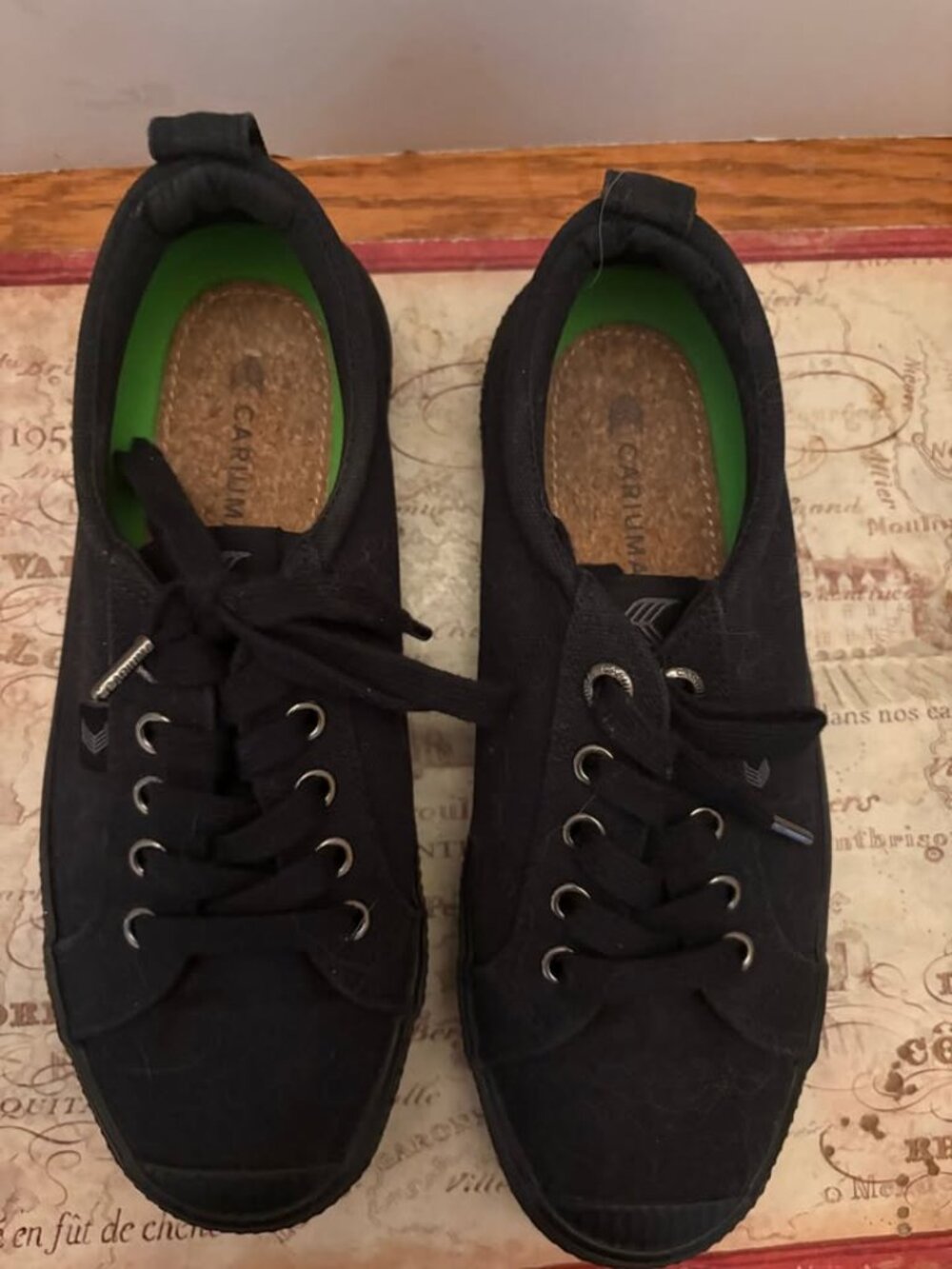 Cariuma OCA Low All Black Canvas Sneakers (Women's 7 / Men's 5.5) ✨ Like New!